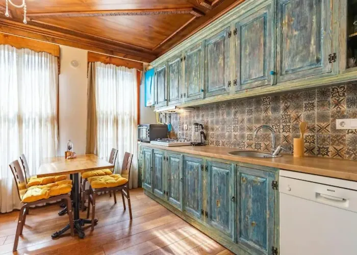 Characteristic And Wooden Fully-equipped Flat Istanbulská provincie