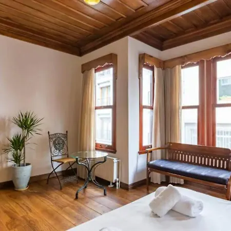 Characteristic And Wooden Fully-equipped Flat Lejlighed