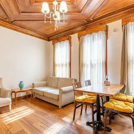 Characteristic And Wooden Fully-equipped Flat * Istanbul